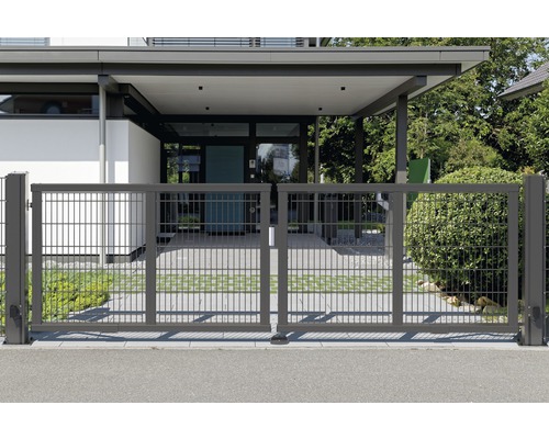 Doppelschiebetor aus Metall vor einem Wohnhaus
