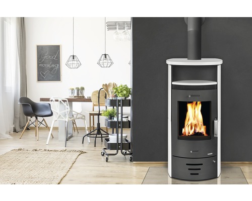 Wohnzimmer mit Kaminofen, Esstisch und Dekorationen für gemütliche Atmosphäre