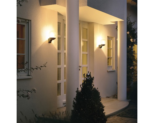 Beleuchtete Fassade mit zwei kugelförmigen Wandleuchten