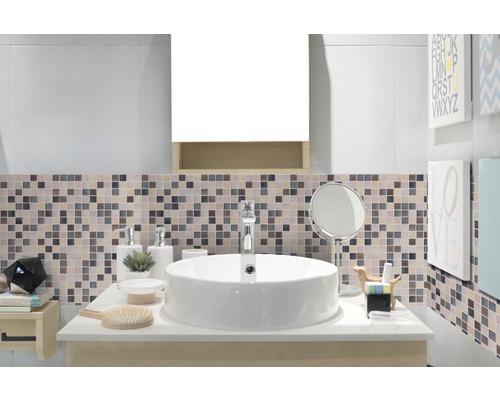 Wandbelag PVC Ceramics Carrara 67,5 cm breit (Meterware) Badezimmer mit Mosaikfliesen, Waschtisch, Spiegel und Accessoires