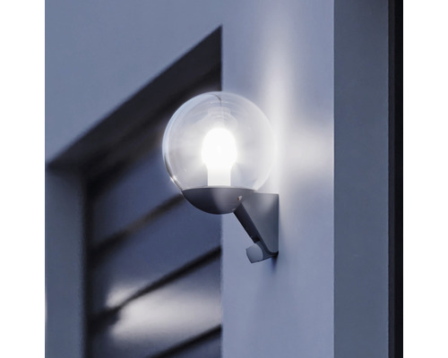 Leuchtende Außenwandleuchte mit Kugelform und Wandhalterung