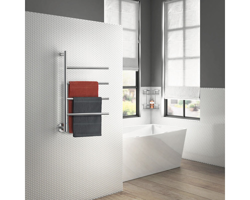 Modernes Badezimmer mit Handtuchwärmer, Badewanne und Fenstern