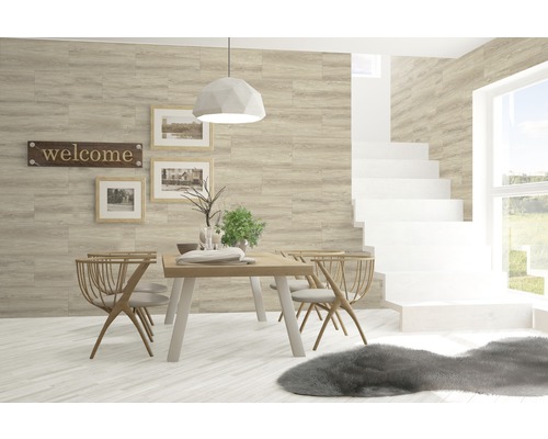 Heller Essbereich mit Holztisch, Stühlen und Wandverkleidung in Holzoptik