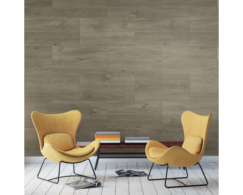 Wohnzimmer mit Wandverkleidung in Holzoptik und zwei Sesseln