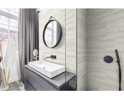 Helles Badezimmer mit Waschtisch, Spiegel und Dusche