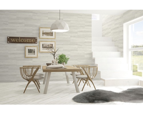 Heller Essbereich mit Holztisch, Stühlen und Wandpaneelen in Holzoptik