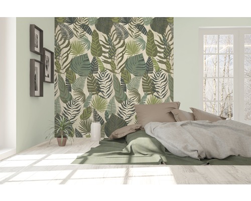 Schlafzimmer mit gemusterter Blättertapete, Bett und Fenster