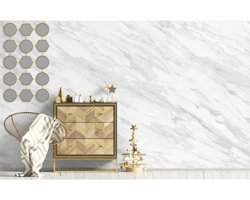 Modernes Interieur mit Kommode, Spiegelwand, Sessel und Dekoration