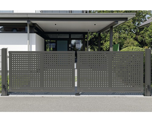 Schiebetor aus Metall mit quadratischen Aussparungen vor einem Wohnhaus