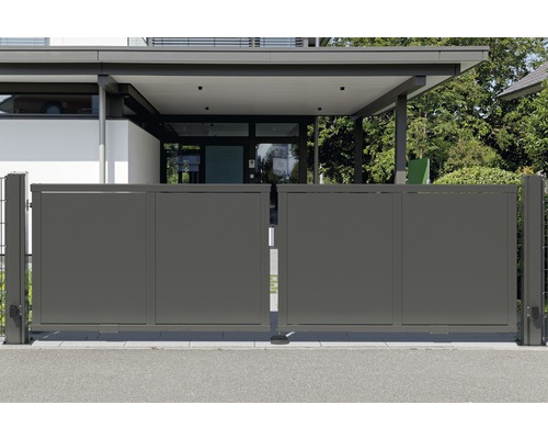 Graues Gartenschiebetor vor einem Haus