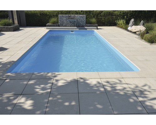 Rechteckiger Swimmingpool im Außenbereich mit Steinfliesen und Dekoration