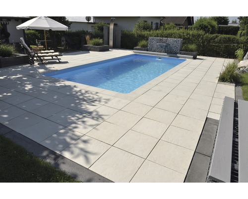 Gartenszene mit Pool und heller Terrassenfläche aus Steinplatten