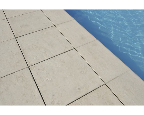 Schwimmbad mit Steinplattenumrandung