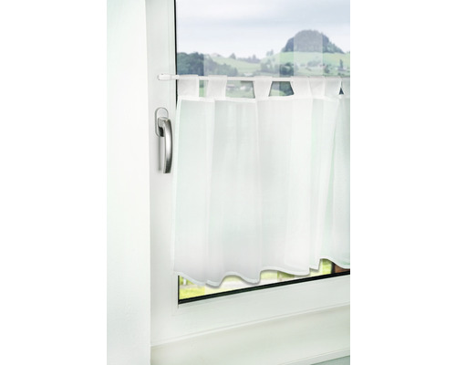 Fenster mit kurzer Gardine