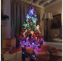 Geschmückter Weihnachtsbaum mit Geschenken in einem Raum