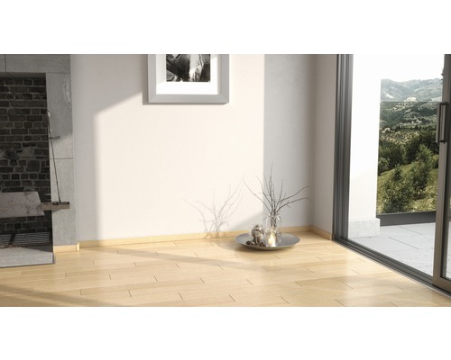 Heller Raum mit Holzboden, Kamin und Fenster mit Blick auf die Landschaft