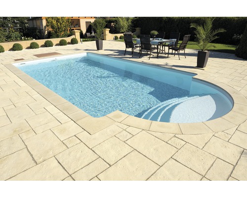 Schwimmbad im Garten mit Steinplatten und Sitzgruppe