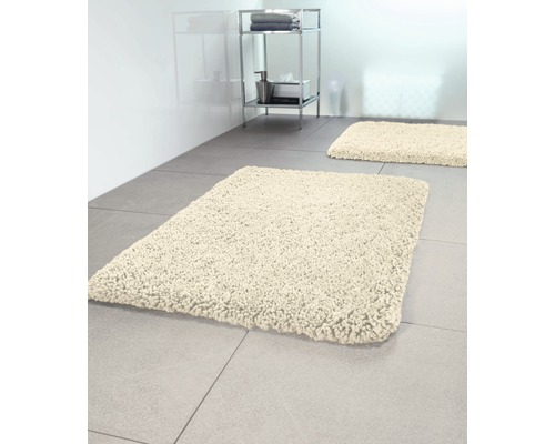 Badezimmer mit zwei Badteppichen und Regal