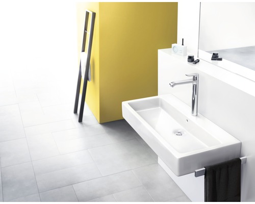 Modernes Badezimmer mit Aufsatzwaschbecken, Armatur und Handtuchhalter.