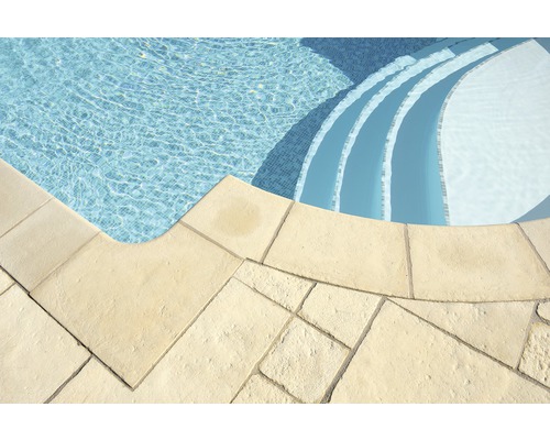 Detailansicht eines Pools mit Natursteinumrandung und Treppe.