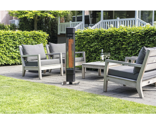 Szene mit Heizstrahler, Gartentisch und Gartenstühlen auf einer Terrasse