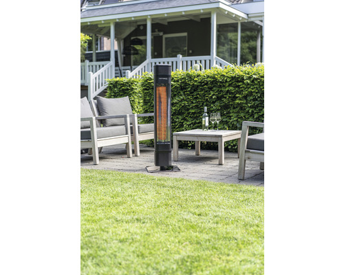 Terrasse mit Heizstrahler, Gartenmöbeln und Getränken im Freien