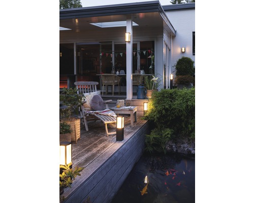 Außenbereich mit Teich, Gartenmöbeln und mehreren Außenleuchten