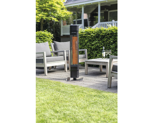 Terrasse mit Heizstrahler und Gartenmöbeln