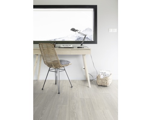 Heller Arbeitsbereich mit Schreibtisch, Stuhl, Lampe und Holzfußboden.