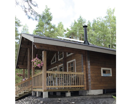 Holzhaus mit Veranda und Schornstein im Grünen