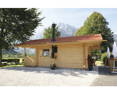Außenansicht eines Holzblockhauses mit Ofen und Schornstein