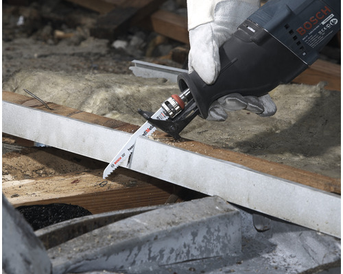 Eine Stichsäge von Bosch schneidet ein Metallstück.