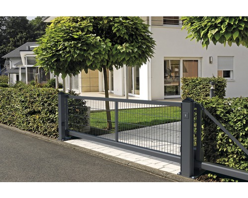 Schiebetor aus Metall mit Einfahrt zu einem Haus