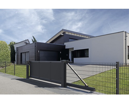 Modernes Einfamilienhaus mit Schiebetor und Drahtzaun