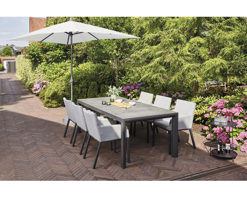 Garten mit Esstisch, Stühlen und Sonnenschirm für entspannte Stunden im Freien