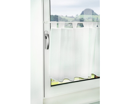 Gardinenstore vor einem Fenster mit Landschaft im Hintergrund