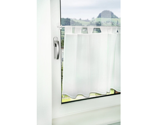 Gardine am Fenster mit Landschaft im Hintergrund