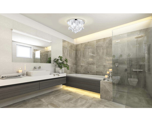 Modernes Badezimmer mit Dusche, Badewanne, Waschtisch und Kristall Deckenleuchte