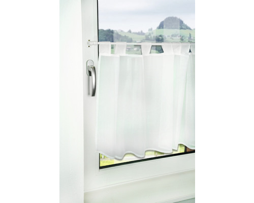 Gardinenstange mit weißem Kurzstore am Fenster