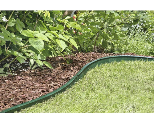 Gartenszene mit Rasen, Rindenmulch und Rasenkante zur Abgrenzung