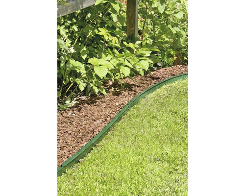 Gartenszene mit Rasen und Beetbegrenzung