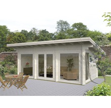 Gartenhaus mit großen Fenstern, Holztisch und Stühlen im Garten