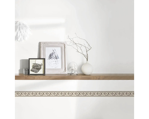 Wandbordüre mit floralem Muster im Interieur