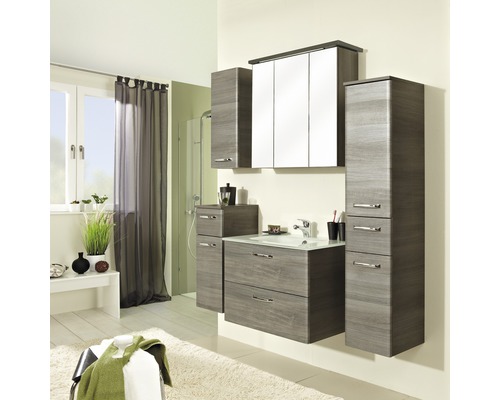 Badezimmer mit Waschtisch, Spiegelschrank und Hochschränken in Holzoptik