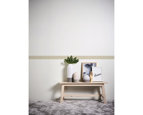 Wand mit Bordüre und Dekorationselementen auf einem Tisch