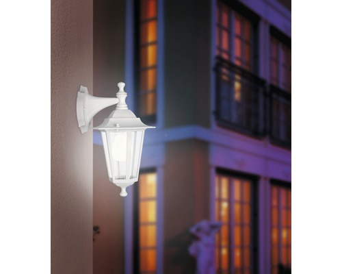 Weiße Außenwandleuchte im klassischen Design an einer Hauswand