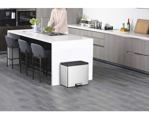 Moderne Küche mit Edelstahl-Treteimer und Kücheninsel