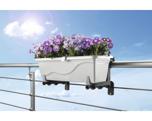 Blumenkasten mit Halterung an einem Geländer mit Blumen
