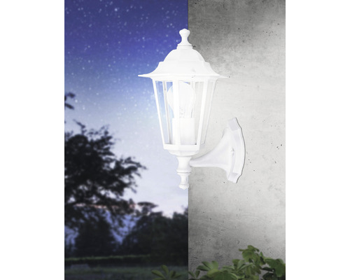 Weiße Außenwandleuchte im klassischen Stil zur Beleuchtung von Gärten und Terrassen.