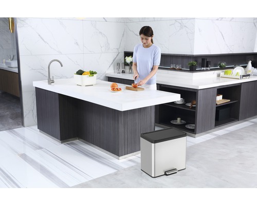 Helle Küche mit Kücheninsel, Spültischarmatur und Treteimer